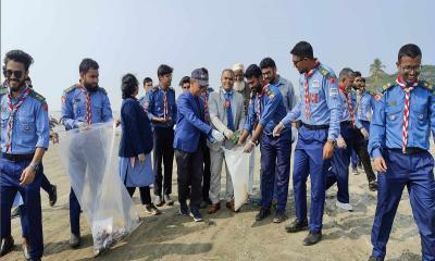 কুয়াকাটায় পবিপ্রবি রোভারের পরিচ্ছন্নতা অভিযান