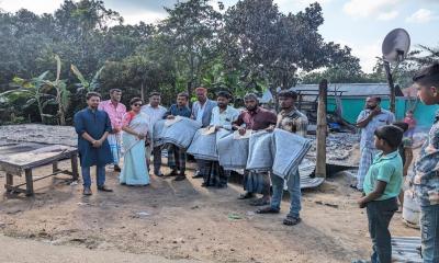 অগ্নিকাণ্ডে ক্ষতিগ্রস্ত দোকানির পাশে উপজেলা প্রশাসন