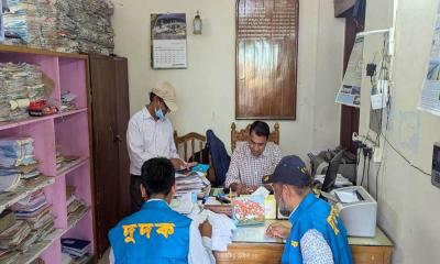 রাঙামাটি বিআরটিএ কার্যালয়ে দুদকের অভিযান