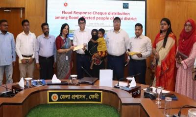 ফেনীতে বন্যায় ক্ষতিগ্রস্ত ১০০ পরিবারকে অর্থ সহায়তা