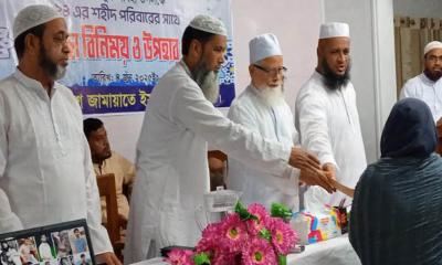 ফেনীতে ২৪-এর শহীদ পরিবারের মাঝে জেলা জামায়াতের উপহার বিতরণ