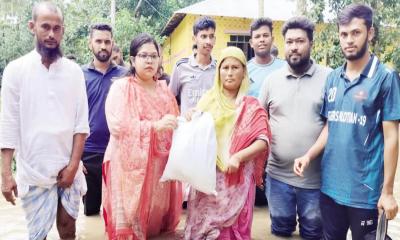 ফুলগাজীতে পানিবন্দিদের পাশে ইউএনও