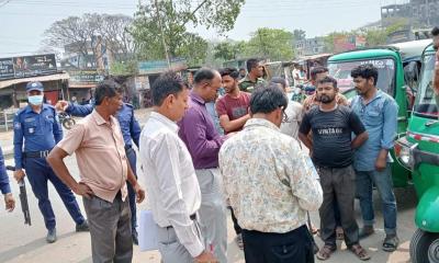 সড়কে অবৈধ গাড়ি পার্কিংয়ের দায়ে ৪ চালকের জরিমানা