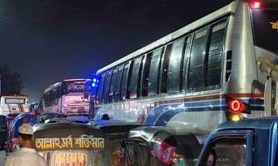 ঈদযাত্রায় ঢাকাতেই ভোগান্তি, গাবতলী-কল্যাণপুর সড়কে ধীরগতি ও যানজট