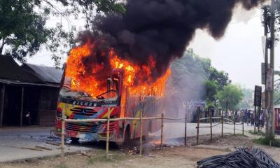 নান্দাইলে সড়ক দুর্ঘটনায় ছাত্রী নিহত: বাসে আগুন