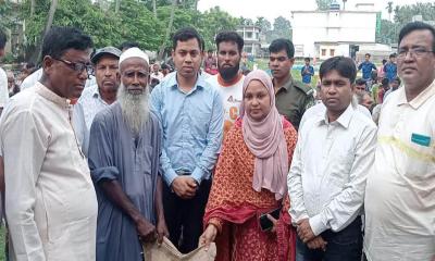 আকস্মিক বন্যায় ক্ষতিগ্রস্ত ৪০০ কৃষকের মাঝে চাল বিতরণ