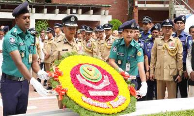 টুঙ্গিপাড়ায় বঙ্গবন্ধুর সমাধিতে নবনিযুক্ত ডিএমপি কমিশনারের শ্রদ্ধা