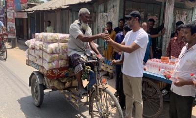 হাতীবান্ধায় শ্রমজীবীদের মাঝে পানি ও খাবার স্যালাইন বিতরণ