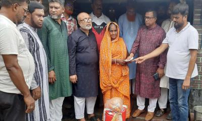 ক্ষতিগ্রস্ত মতুয়া সম্প্রদায়ের ১৩ পরিবার পেলেন তারেক রহমানের সহায়তা 