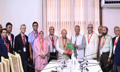 স্বাস্থ্যখাত সংস্কার কমিশনের প্রতিবেদন প্রধান উপদেষ্টার কাছে জমা