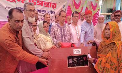 হরিণাকুণ্ডুতে ঈদ উপহার হিসেবে ৮২ নারীকে সেলাই মেশিন প্রদান