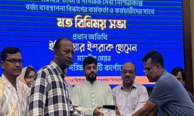 নগরভবনে সভা করলেন ‘মেয়র ইশরাক’ পেলেন শুভেচ্ছা-ক্রেস্ট