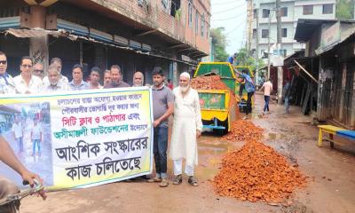 ঝালকাঠি পৌর শহরের ৯নং ওয়ার্ডে স্বেচ্ছাশ্রমে সড়ক সংস্কার