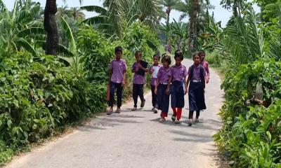তীব্র গরমে ঝিনাইদহে শিক্ষার্থীরা কাহিল, শিফট চালুর দাবি