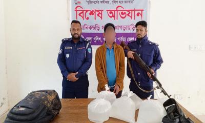 পুলিশের অভিযানে অবৈধ চোলাইমদসহ কারবারি গ্রেপ্তার