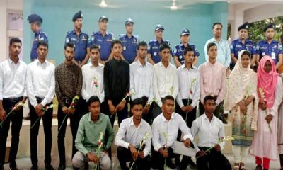 জয়পুরহাটে ঘুষ ছাড়াই মাত্র ১২০ টাকায় পুলিশের চাকরি পেলেন ১৩ জন
