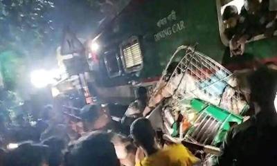 কালুরঘাট সেতুতে ট্রেনের ধাক্কায় দুমড়ে মুচড়ে গেল অটোরিকশা