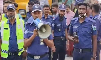 কালিয়াকৈরে চন্দ্রা মহাসড়কে ফুটপাত দখলমুক্তে পুলিশের মাইকিং