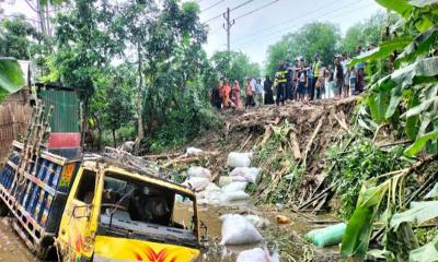 কালুখালীতে গরুবোঝাই ট্রাক খাদে পড়ে দুই ব্যবসায়ীর মৃত্যু