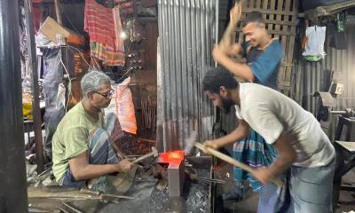 টুংটাং শব্দে সরব কামারপাড়া
