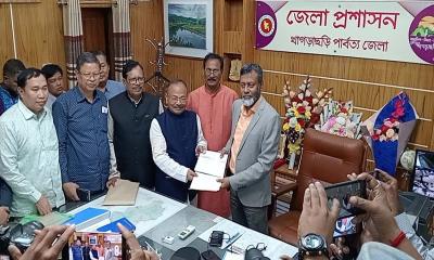 খাগড়াছড়িতে মনোনয়নপত্র জমা দিলেন কুজেন্দ্র লাল ত্রিপুরা