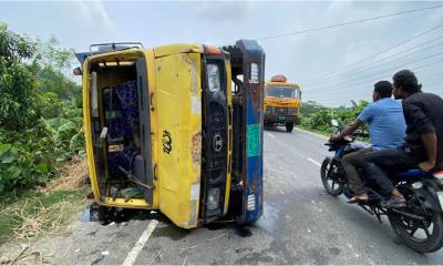 খোকসায় ট্রাক উল্টে গরুর মালিকসহ চারজন আহত