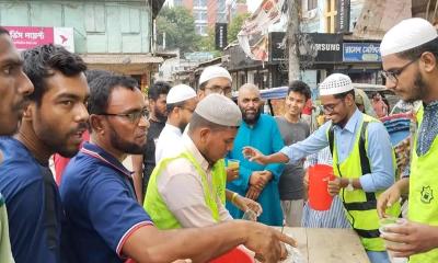 তীব্র তাপদাহ: কিশোরগঞ্জে পথচারীদের মাঝে শরবত বিতরণ