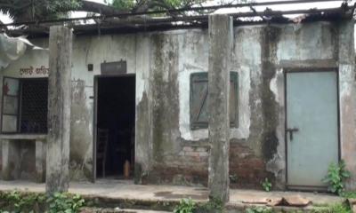 বিদ্যুৎ নেই, বৃষ্টিতে টেবিলের নিচে বসে থাকেন পোস্ট মাস্টার