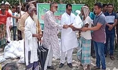 কুড়িগ্রাম জেলা পরিষদের উদ্যোগে ত্রাণ সামগ্রী বিতরণ