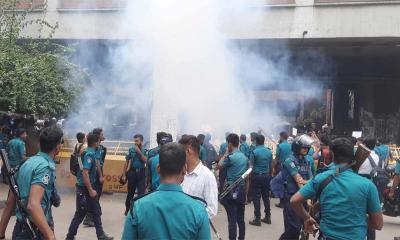 প্রেস ক্লাবে আন্দোলনকারীদের ওপর পুলিশের লাঠিচার্জ, সাউন্ড গ্রেনেড নিক্ষেপ