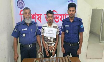 চন্দ্রগঞ্জে দেশীয় অস্ত্রসহ ডাকাতির প্রস্তুতিকালে গ্রেপ্তার ১