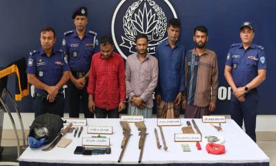লোহাগাড়ায় আগ্নেয়াস্ত্রসহ আন্তঃজেলা ডাকাত চক্রের ৪ সদস্য গ্রেপ্তার
