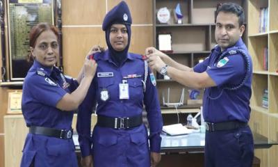 মাগুরায় দুই পুলিশ সদস্যের পদোন্নতি, র‍্যাংক ব্যাজ পরালেন পুলিশ সুপার