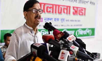 প্রশ্নের জবাব না দিয়ে মিষ্টি হেসে বিদায় করে দেন প্রধান উপদেষ্টা