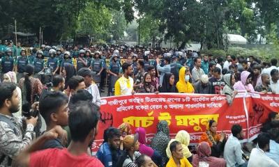 মার্চ টু যমুনা: কাকরাইল মোড়ে অবস্থান শ্রমিকদের 