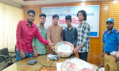 গণঅভ্যুত্থানে আহতদের মাঝে ঈদ সামগ্রী ও স্বাস্থ্য কার্ড বিতরণ