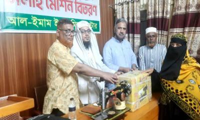 মির্জাপুরে নারী উদ্যোক্তাদের মাঝে ১২টি সেলাই মেশিন বিতরণ