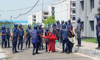 মোংলা ইপিজেডে শ্রমিক ছাঁটাইয়ের প্রতিবাদে বিক্ষোভ