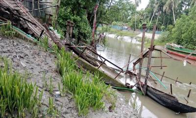 বাগেরহাটে সিমেন্টবাহী ট্রলারের ধাক্কায় পুল ভেঙে ব্যবসায়ীর মৃত্যু