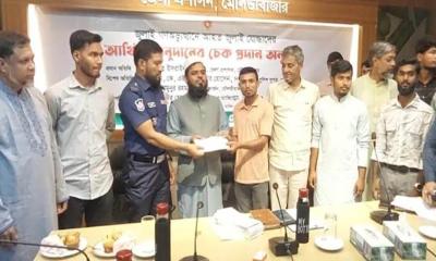 জুলাই গণঅভ্যুত্থানে আহতদের চেক বিতরণ
