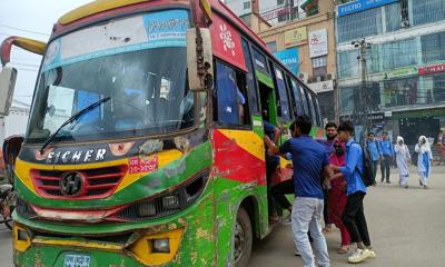 বকশিবাজারে মৌমিতা পরিবহনের বাসের ধাক্কায় প্রাণ গেল ১ জনের