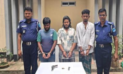 নরসিংদীতে বিদেশি পিস্তল ও গুলিসহ তিন যুবক আটক