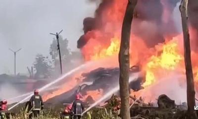 ৫ ঘণ্টায়ও নিয়ন্ত্রণে আসেনি নারায়ণগঞ্জের প্লাস্টিক গুদামের আগুন