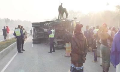 নড়াইলে ট্রাক উল্টে প্রাণ গেল হেলপারের