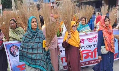 বিএনপি নেতা দুলু ও তার স্ত্রীকে নিয়ে অপপ্রচারের প্রতিবাদে ঝাড়ু মিছিল
