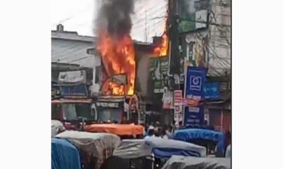 নাটোরে পর্দার দোকানে ভয়াবহ অগ্নিকাণ্ড, ২০ লাখ টাকার ক্ষতি
