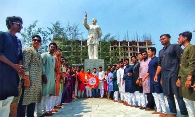 বঙ্গবন্ধু ও নজরুল ভাস্কর্যে নবগঠিত কমিটির শ্রদ্ধাঞ্জলি