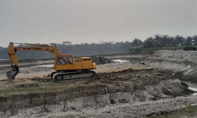 ফসলি জমির মাটি কেটে রমরমা ব্যবসা