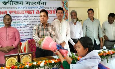 সচিব কামরুজ্জামান চৌধুরীকে গুণীজন সংবর্ধনা