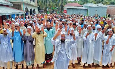 বৃষ্টি কামনায় মনপুরায় ইসতিসকার নামাজ আদায়